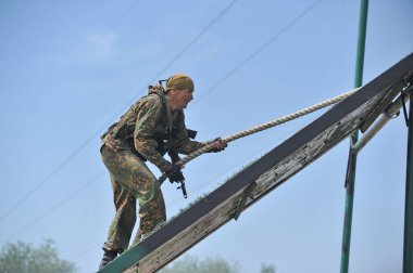 Almaty / Kazakistan - 05.30.2012: Polisin özel kuvvetleri arasında sınavı geçmek. Engel parkuru aşılıyor.