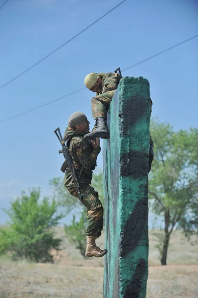 Almaty Kazakhstan 2012 Melewati Ujian Antara Pasukan Khusus Polisi Mengatasi — Stok Foto