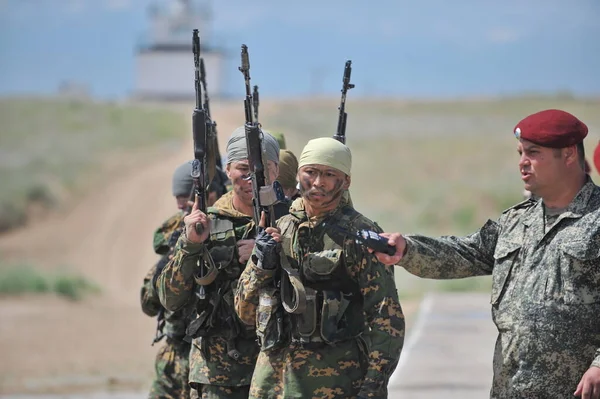 Almaty Kazakhstan 2012 Melewati Ujian Antara Pasukan Khusus Polisi Mengatasi — Stok Foto