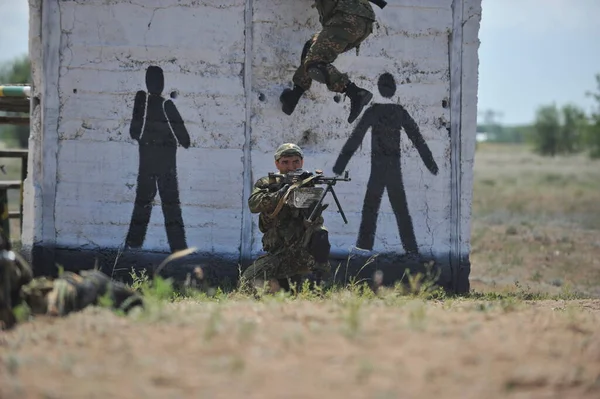 Almaty Kazajstán 2012 Rifle Kalashnikov Manos Soldado Durante Examen Contra — Foto de Stock