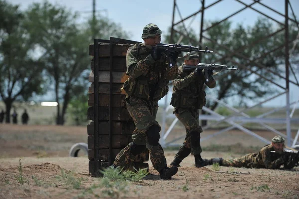 Almaty / Kazakistan - 05.30.2012: Polisin özel kuvvetleri arasında sınavı geçmek. Engel parkuru aşılıyor.