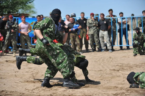 アルマティ カザフスタン 2012 警察の特殊部隊の間で手をつないで戦う — ストック写真