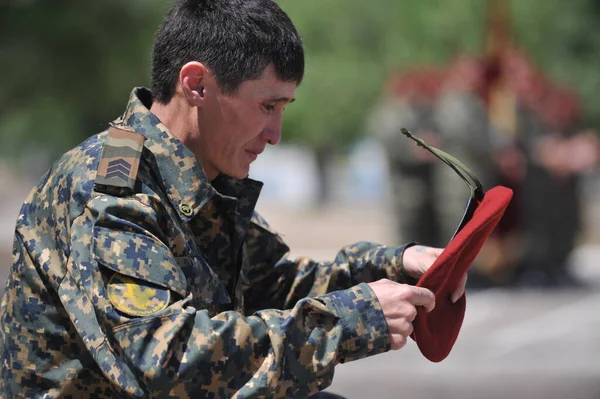 Almaty Kazakhstan 2012 Polisi Khusus Menerima Baret Merah Setelah Lulus — Stok Foto