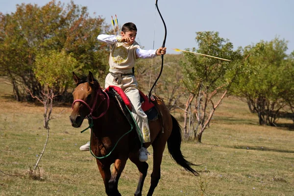 Almaty Kazhav 2020 弓と矢を手に馬の民族衣装を着た10代の若者が標的を撃つことを学ぶ — ストック写真