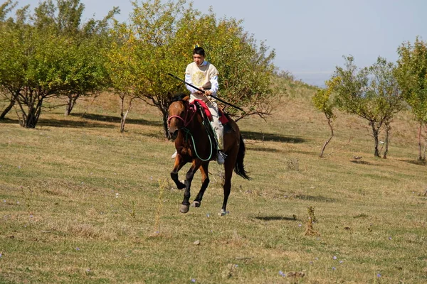 Almaty Kazakstan 2020 Tonåring Nationell Klänning Häst Med Båge Och — Stockfoto