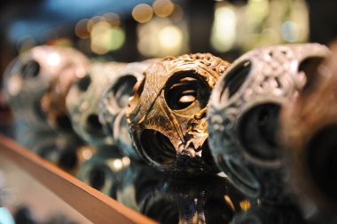 Pekin / Çin - 08.05.2012: Çin usulü dekoratif toplar. Taş, yeşim taşı ve camdan yapılmış oymalar için dükkan..