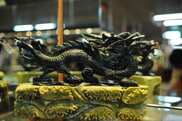 2012 中国古老风格的龙 购买石雕 玉雕和玻璃雕刻品 — 图库照片