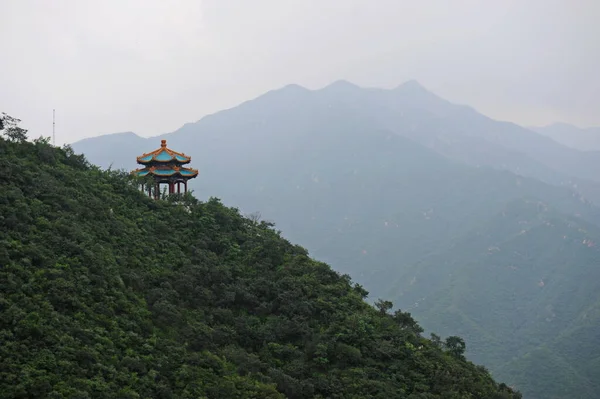 2012 丘の上に伝統的な中国スタイルのペルゴラ 中国の万里の長城からの眺め — ストック写真