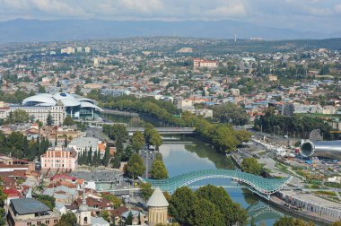 Tiflis / Gürcistan - 10.26.2012: Şehir merkezindeki konut binaları, dini mekanlar ve binaların tepesinden görüntü.