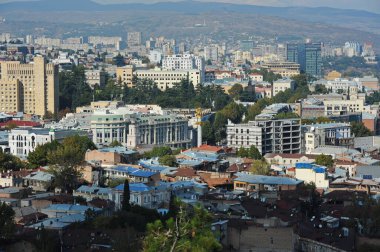 Tiflis / Gürcistan - 10.26.2012: Şehir merkezindeki konut binaları, dini mekanlar ve binaların tepesinden görüntü.