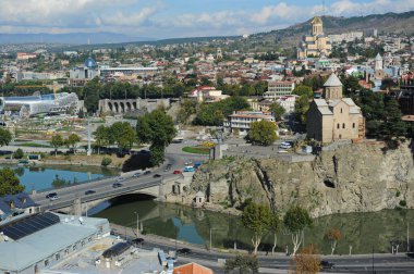 Tiflis / Gürcistan - 10.26.2012: Şehir merkezindeki konut binaları, dini mekanlar ve binaların tepesinden görüntü.
