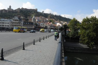 Tiflis / Gürcistan - 10.26.2012 Köprüden yola ve Kura Nehri 'ne.
