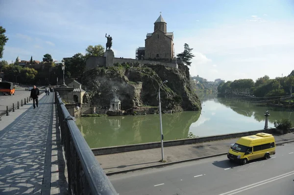 Tbilisi Gruzja 2012 Widok Mostu Jezdnię Rzekę Kura — Zdjęcie stockowe