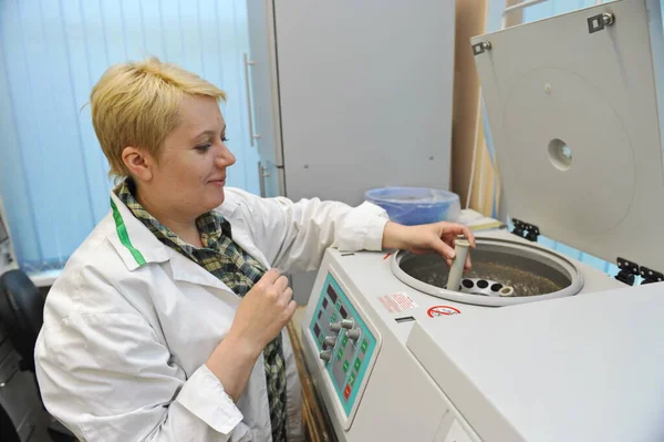アルマトイ カザフスタン 2012 医療研究室の労働者は分析のための遠心分離機に特別なフラスコを置きます — ストック写真
