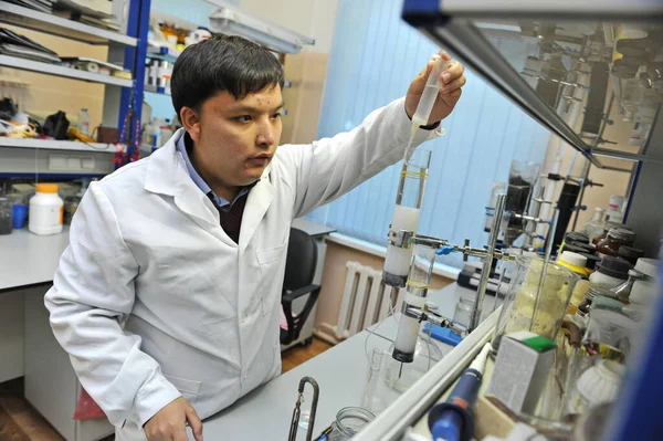 アルマトイ カザフスタン 2012 医療研究室の労働者が分析のためにガラスフラスコから様々な液体を注ぐ — ストック写真