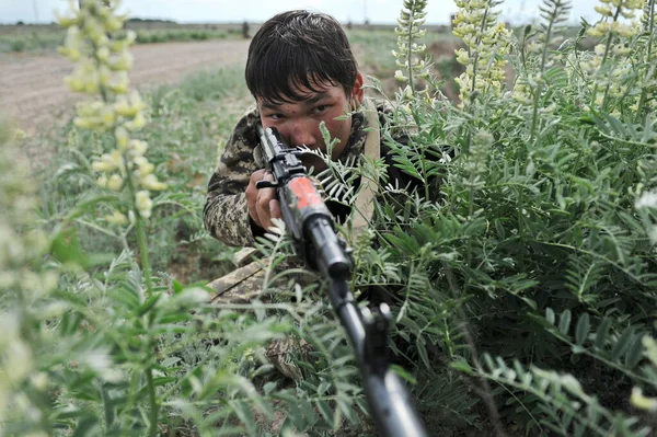 Almaty Kazajstán 2012 Entrenamiento Combate Entre Soldados Reclutas Disparos Campo — Foto de Stock