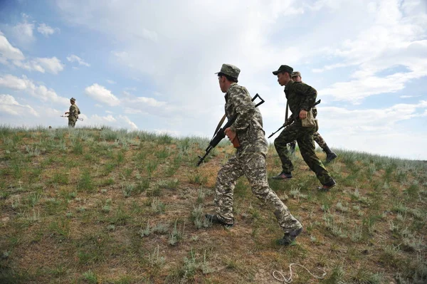 Almaty Kazakhstan 2012 Des Soldats Recrutés Avec Des Armes Rendent — Photo