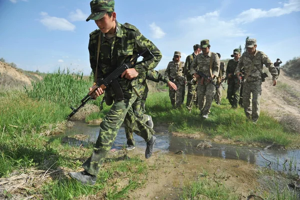 Almaty Kazakhstan 2012 Tentara Yang Direkrut Dengan Senjata Pergi Tempat — Stok Foto