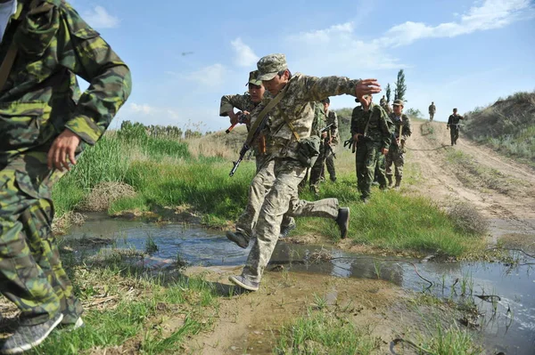 Almaty Kazakstan 2012 Soldater Rekryterar Med Vapen Till Övningsplatsen Fältet — Stockfoto