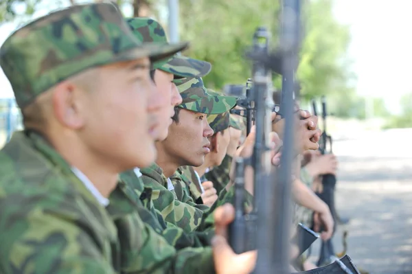 Almaty Kazahsztán 2012 Egyenruhás Fegyveres Újoncok Várják Terepgyakorlat Kezdetét — Stock Fotó