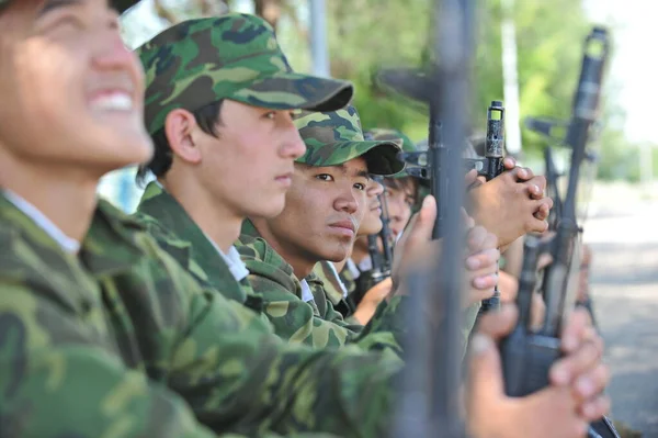 Almaty Kazajstán 2012 Reclutas Uniforme Con Arma Están Esperando Inicio — Foto de Stock