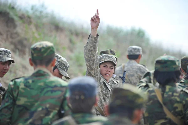Almaty Kazakhstan 2012 Tentara Yang Direkrut Dengan Senjata Pergi Tempat — Stok Foto