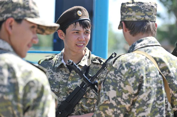 Almaty Kazakhstan 2012 Des Recrues Uniforme Avec Pistolet Attendent Début — Photo