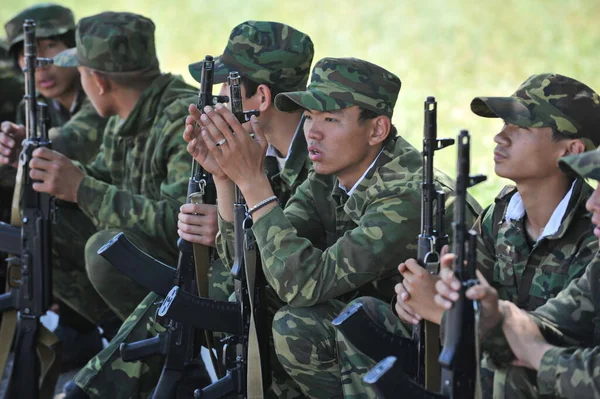 Almaty Kazakhstan 2012 Des Recrues Uniforme Avec Pistolet Attendent Début — Photo