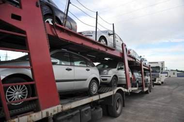 Almaty bölgesi / Kazakistan - 05.25.2012: Çok sayıda satılık arabası olan bir kamyon. Sınırda gümrük mevkii.