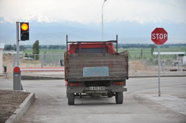 Almaty bölgesi / Kazakistan - 05.25.2012: Kamyon gümrük bölgesinden geçiyor. Yol üzerindeki dur tabelası.