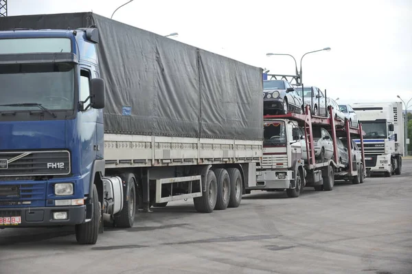 Almaty Region Kazachstan 2012 Een Vrachtwagen Met Meerdere Auto Koop — Stockfoto