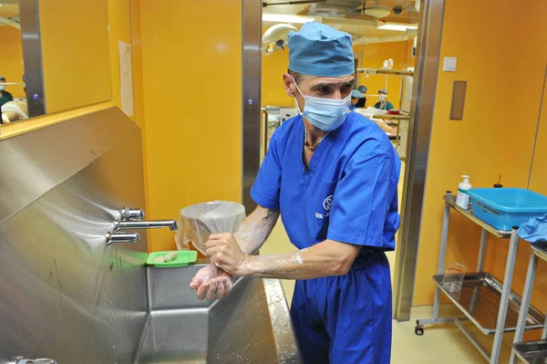 Almaty Kazakhstan 2012 Hand Washing Hospital Surgeons Preparing Surgery — Stock Photo, Image