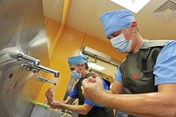 Almaty Kazakhstan 2012 Hand Washing Hospital Surgeons Preparing Surgery — Stock Photo, Image