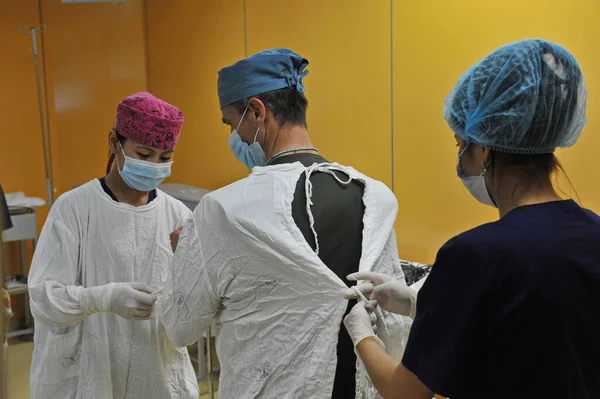 Almaty Kazakhstan 2012 Nurses Help Surgeon Put Robe Gloves Operation — Stock Photo, Image