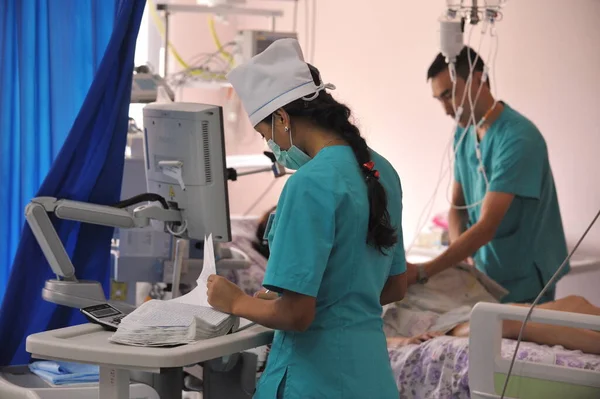 Almaty Kazakhstan 2012 Doctors Medical Staff Check Patient Condition Ward — Stock Photo, Image