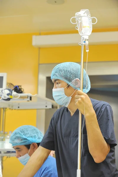Almaty Kazakistan 2012 Hemşire Hasta Ameliyat Sırasında Serumu Izliyor — Stok fotoğraf