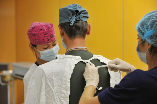 Almaty Kazakhstan 2012 Nurses Help Surgeon Put Robe Gloves Operation — Stock Photo, Image
