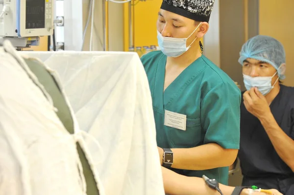 Almaty Kazakhstan 2012 Two Nurses Monitor Operation Patient — Stock Photo, Image