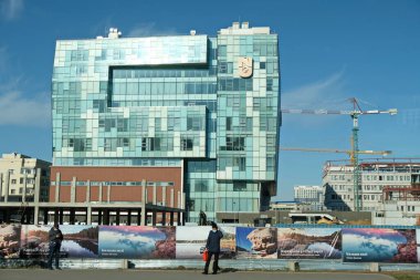 Nur-Sultan / Kazakistan - 09.30. 2020: Şehir manzarası: Başkent merkezinde yol, konut binaları ve inşaat halindeki eşyalar.