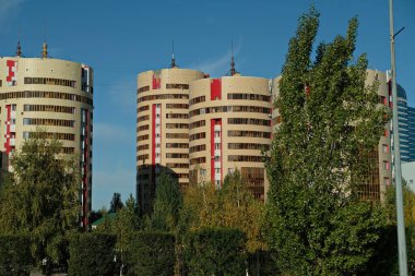 Nur-Sultan / Kazakistan - 09.30. 2020: Başkentin merkezindeki çocuk kardiyo-cerrahi kliniği binaları.