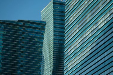 Nur-Sultan / Kazakistan - 09.30. 2020: Ofiste mavi-yeşil cam pencereler ve başkentin merkezinde hükümet binaları.