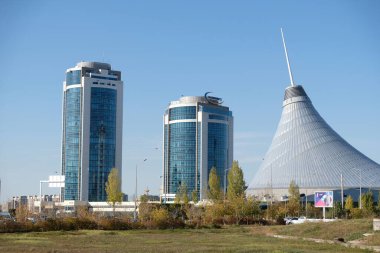 Nur-Sultan / Kazakistan - 09.30. 2020: Han Shatyr alışveriş merkezi ve başkentin merkezindeki idari binalar.