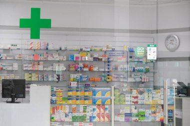 Nur-Sultan / Kazakistan - 09.30. 2020: Raflarda ilaçlar ve tıbbi malzemeler. Büyük bir mağazadaki bir eczanenin perakende satış alanı.