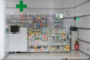 Nur-Sultan / Kazakistan - 09.30. 2020: Raflarda ilaçlar ve tıbbi malzemeler. Büyük bir mağazadaki bir eczanenin perakende satış alanı.