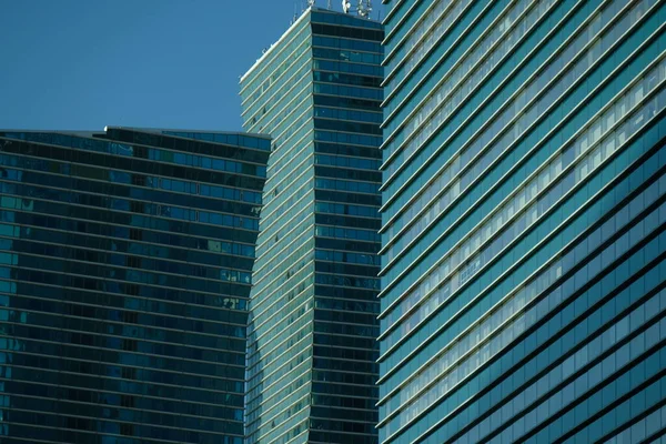 Nur Sultan Kazhav 2020 首都中心部のオフィスビルや政府ビルの青緑色のガラス窓 — ストック写真