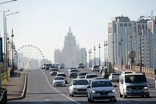 Nur-Sultan / Kazakistan - 09.30. 2020: Başkent merkezindeki otoyolun en işlek bölümü. Konut ve idari binaların manzarası.