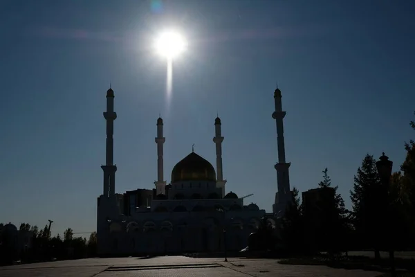 ヌールスルタン カザフスタン 2020 太陽光の明るい光線の中で首都ヌールアスタナの中央モスク — ストック写真