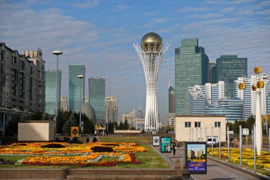 Nur-Sultan / Kazakistan - 10.01.2020: Baiterek ve üzerinde konut ve ticari binalar bulunan meydan.