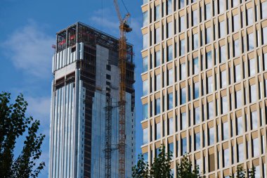 Nur-Sultan / Kazakistan - 10.01.2020: Benzer ticari alanların yanına yeni bir ofis inşaatı.