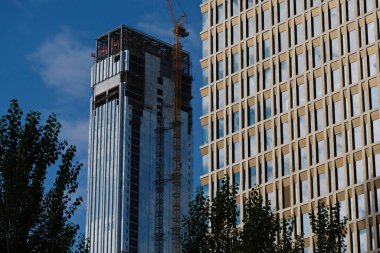 Nur-Sultan / Kazakistan - 10.01.2020: Benzer ticari alanların yanına yeni bir ofis inşaatı.